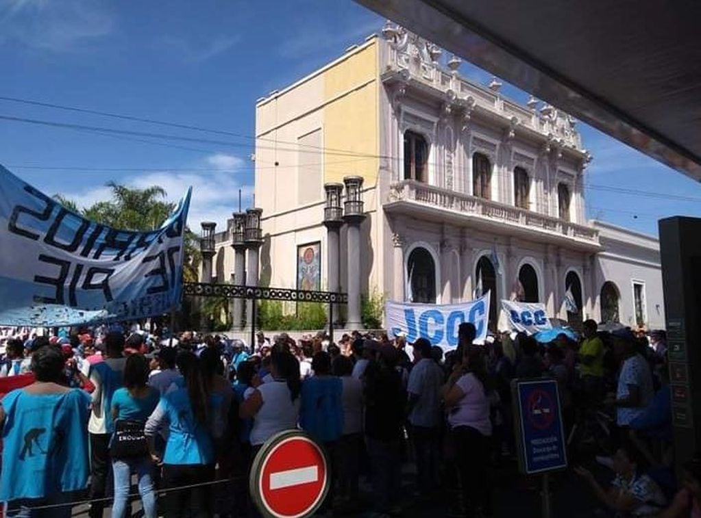 Tensión en la Municipalidad de Corrientes durante una manifestación. (Foto: Corrientes Hoy)