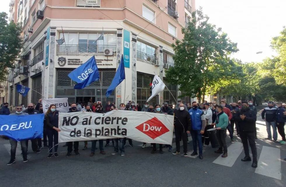 Protesta por Dow en la puerta del Ministerio de Trabajo provincial