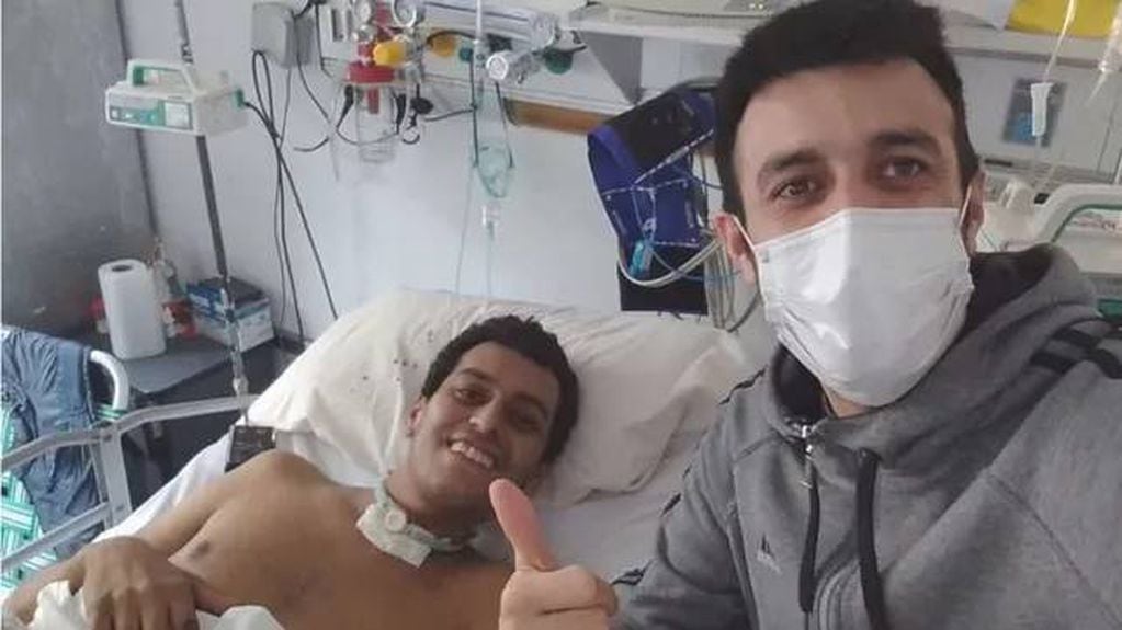 Gabriel Sanabria, el policía baleado en Rosario, sonríe junto a su hermano.