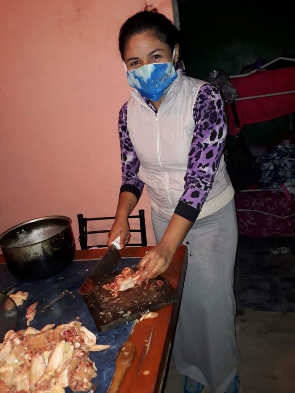 Melisa, su familia y amigas trabajan en el comedor.