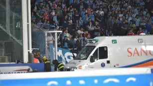 Un hincha de Belgrano cayó a la fosa del Kempes en el partido contra Sarmiento de Junín en la noche del lunes. (Javier Ferreyra / La Voz)