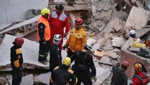 Se derrumbó una casa de tres pisos en Rosario y todavía intentan rescatar a un hombre atrapado.