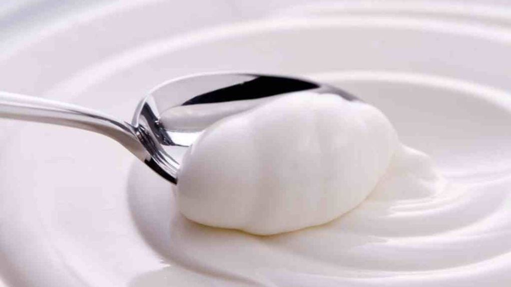 Las diferencias entre el yogur natural y el yogur griego.