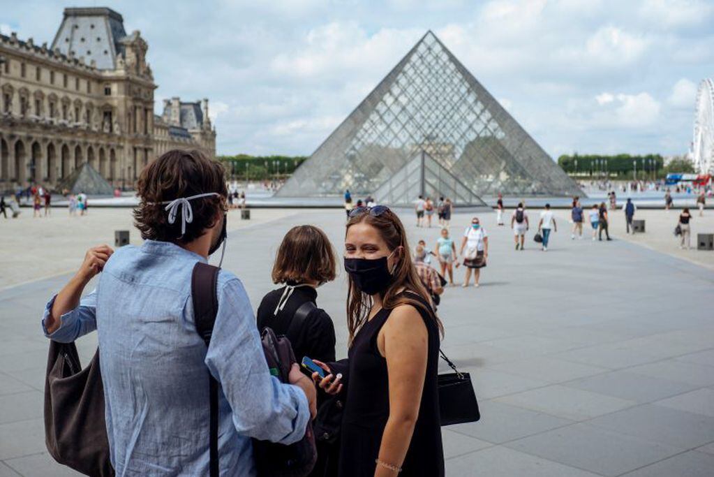 Mujeres con tapaboca en la entrada del Louvre en Paris (Foto: AP Photo/Kamil Zihnioglu)