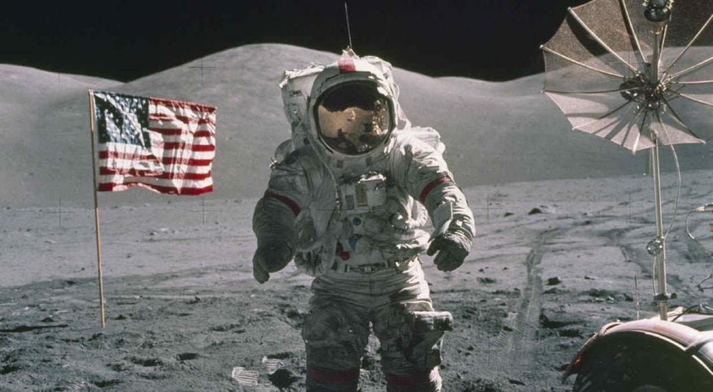 El estadounidense Eugene Cernan, comandante del Apolo 17, en 1972. Fue la última vez que los humanos pisaron suelo lunar. Continuando con la mitología griega, Artemisa, hermana de Apolo, dio el nombre a la misión de regreso a la Luna, ahora formada también por mujeres astronautas. (Nasa vía AP/Archivo).