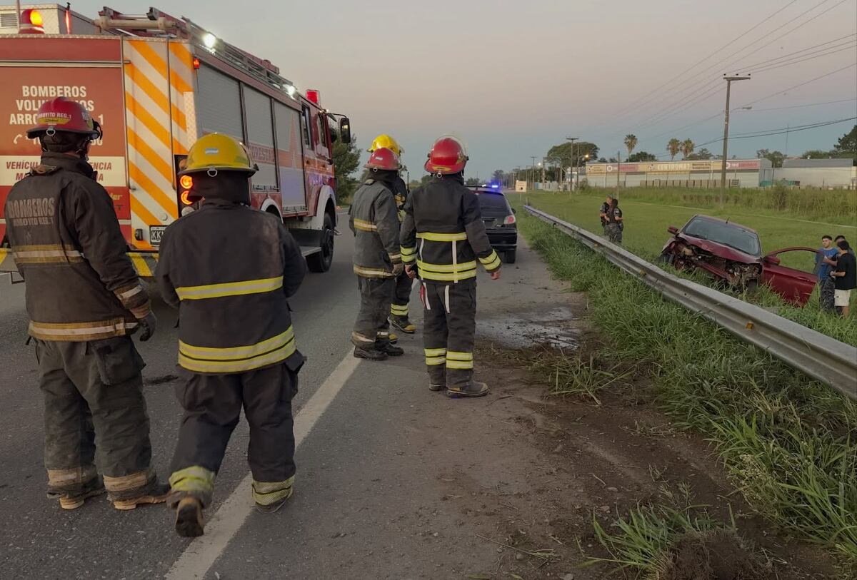 Arroyito: perdió el control, impactó contra un guardarrail y salió ileso thumbnail