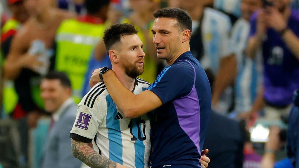 Lionel Messi y Lionel Scaloni se abrazaron tras la victoria de Argentina sobre Países Bajos en el Mundial de Qatar 2022.