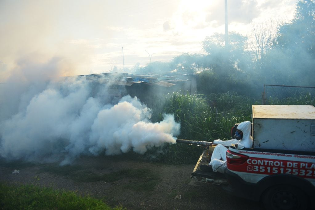 Fumigaciones conta mosquitos en los barrios de Córdoba para prevenir el dengue y otras enfermedades. Foto: Javier Ferreyra