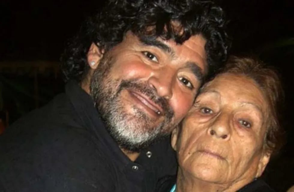 Maradona junto a su madre, Doña Tota