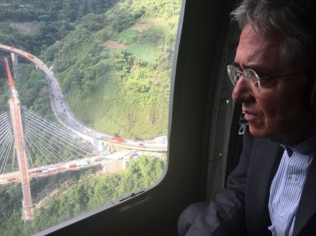 El ministro de Transporte Germán Cardona sobrevuela en helicóptero la zona entre Villavicencio y Bogotá, Colombia, tras el colaps de un puente en construcción el 15/01/2018. 
(Vinculado al texto de dpa "Colapso de puente vehicular en Colombia causa nueve muertes")
(Mejor calidad posible) foto: Ministerio de Transporte/colprensa/dpa