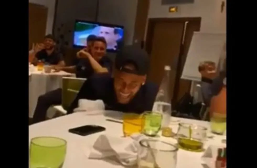 Neymar no pudo contener la risa ante el canto de Icardi (Foto: captura).