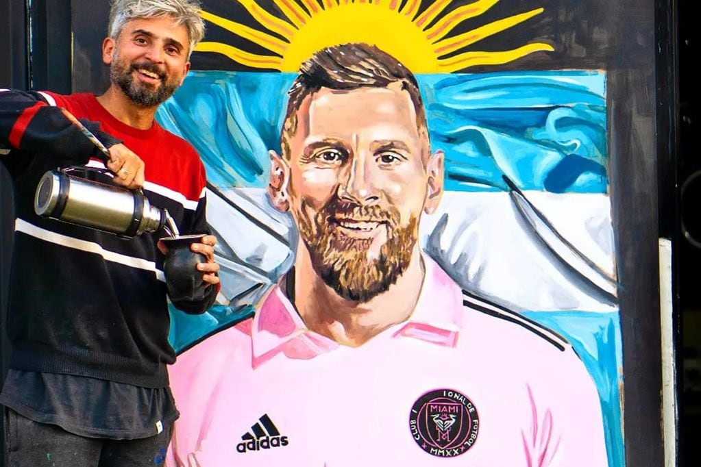 El artista plástico Gastón Liberto junto a su retrato de Messi (La Voz)