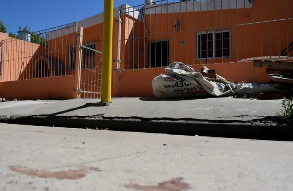 Las víctimas fueron emboscadas frente a una vivienda ubicada sobre Uruguay al 2200. (Juan José García)
