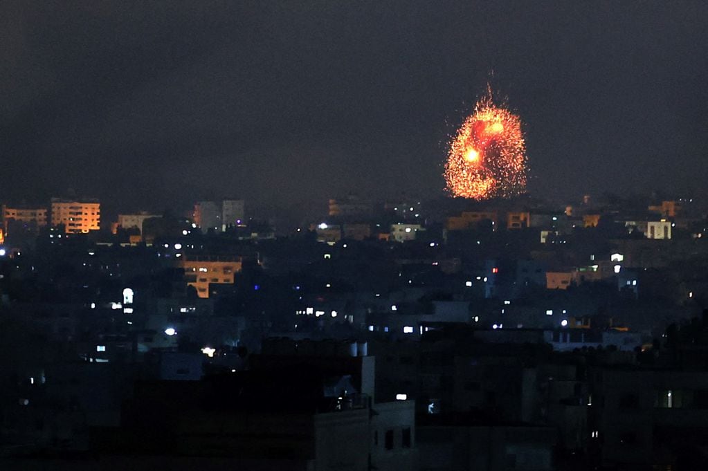 Una explosión ilumina el cielo después de un ataque aéreo israelí en Beit Lahia, en el norte de la Franja de Gaza, el 14 de mayo de 2021.