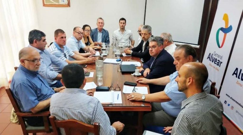 Una de las reuniones realizadas días pasados en General Alvear, Mendoza, en torno al tema (Infotec)