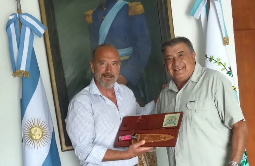 Luis Giachino, hijo de Delicia Rearte de Giachino y hermano del héroe mendocino de malvinas recibe el reconocimiento de la Fundación Pedro Giachino.