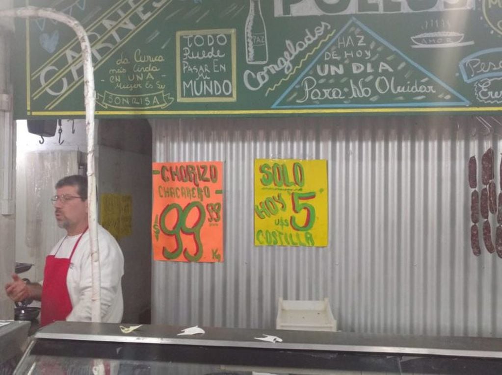 El mercadito de Alto Alberdi que decidió poner los precios de la carne en dólares.