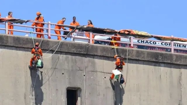 Los activistas aseguraron quedarse a protestar en el puente pese a las altas temperaturas y el viento que hay en la provincia del Chaco.