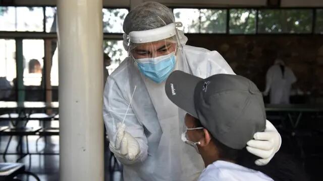 Testeos en Córdoba. Desde ayer, la sede del colegio Manuel Belgrano es utilizada como centro de testeo para coronavirus. (Ramiro Pereyra)