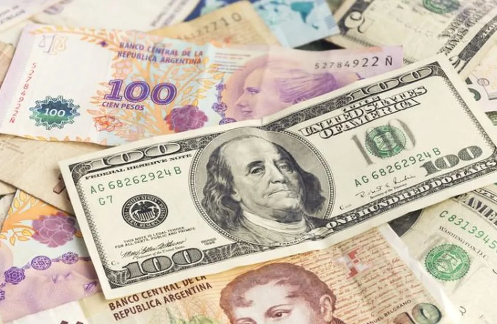 Pesos y dólares (Foto: RT)
