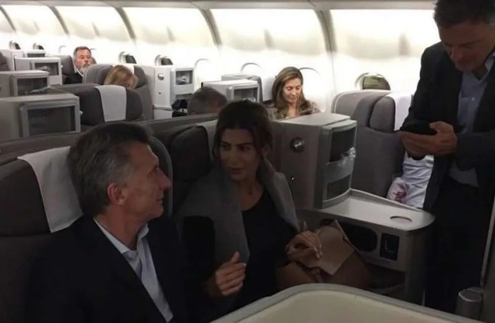 Mauricio Macri y Juliana Awada en un avión comercial