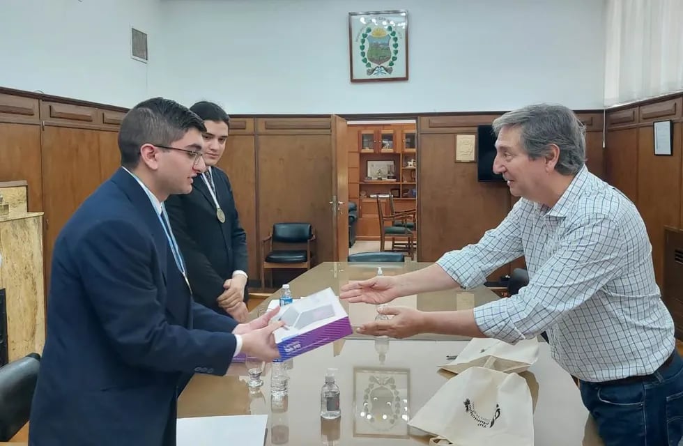 Aarón Martín Revecco Bustos y Lionel Adrián Pavés recibieron un reconocimiento del intendente Emir Félix.