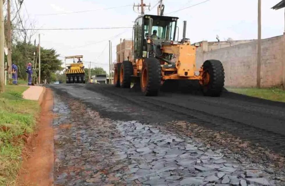 Continúan las obras de asfaltado en las calles obereñas.