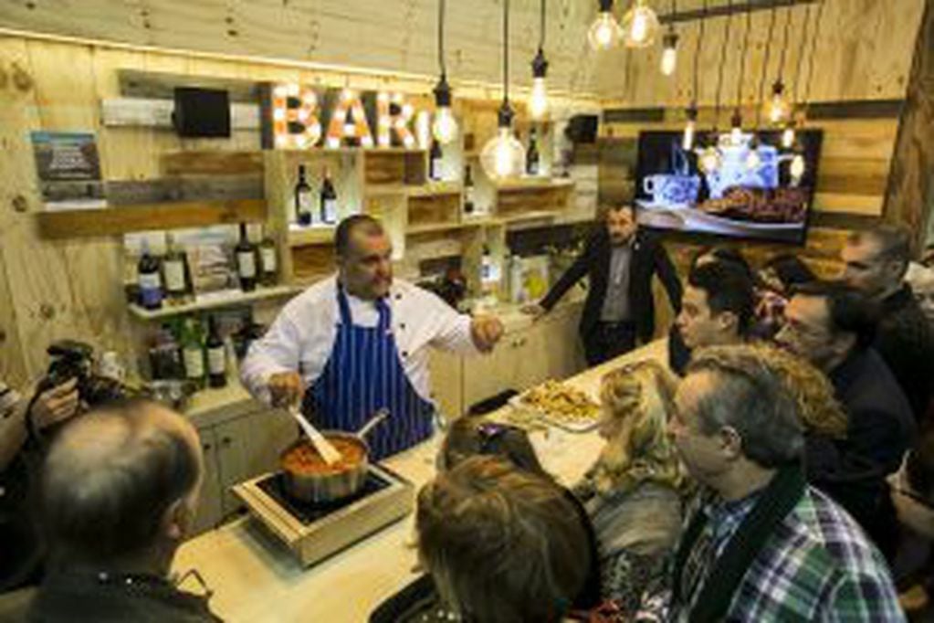 GRA197. MADRID, 21/01/2017.- El chef argentino Mauricio Barón (i), hace una exhibición de cocina en el estand de Argentina en la Feria Internacional del Turismo (FITUR) que se celebra en el recinto ferial IFEMA, en Madrid. EFE/Santi Donaire