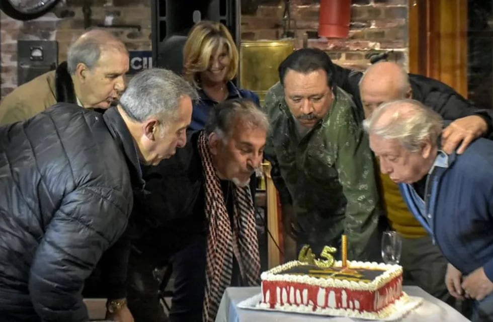 Chebere festeja los 45 años con el cuarteto en el Teatro del Libertador.
