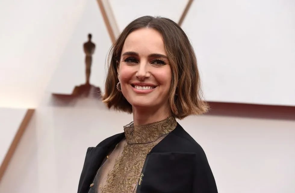 Natalie Portman transmitió un fuerte mensaje en contra del machismo en los Oscar a través de su capa.