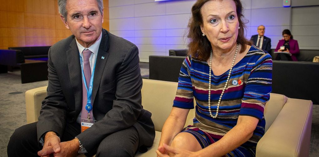 La canciller Diana Mondino y el secretario de Finanzas, Pablo Quirno, durante la entrevista con Clarín en París.