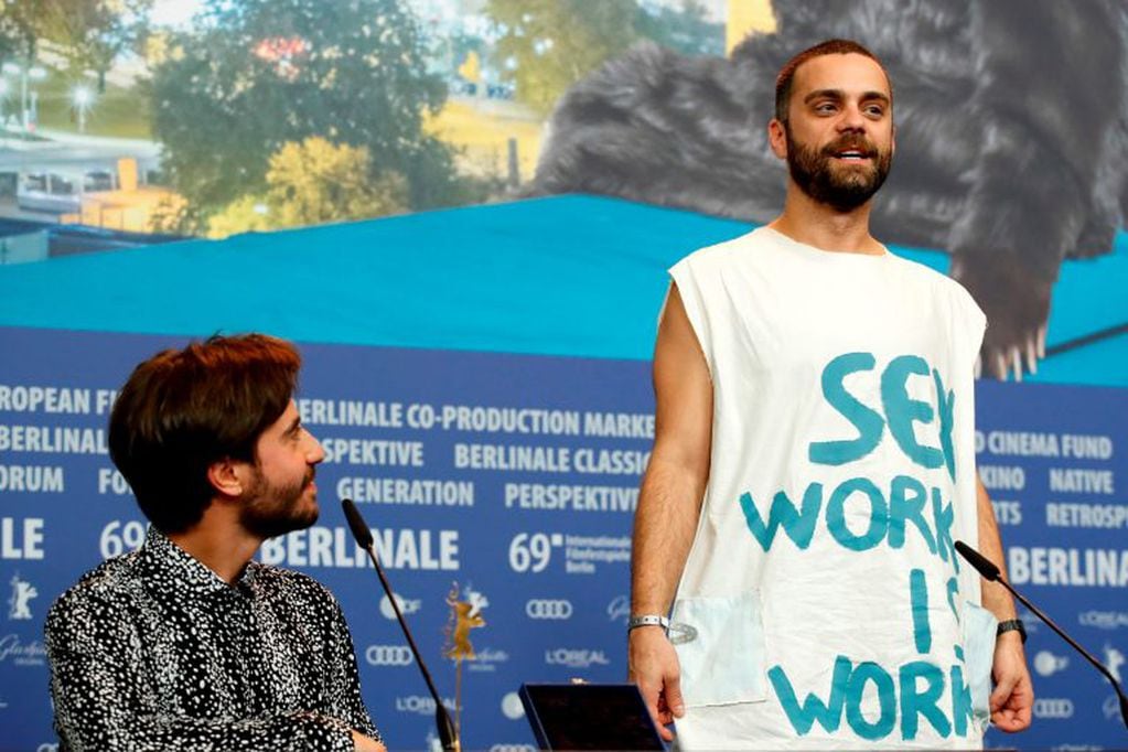 El director Manuel Abramovich y Bogdan Georgescu en la conferencia de prensa de la  Berlinale (Photo by Odd ANDERSEN / AFP)