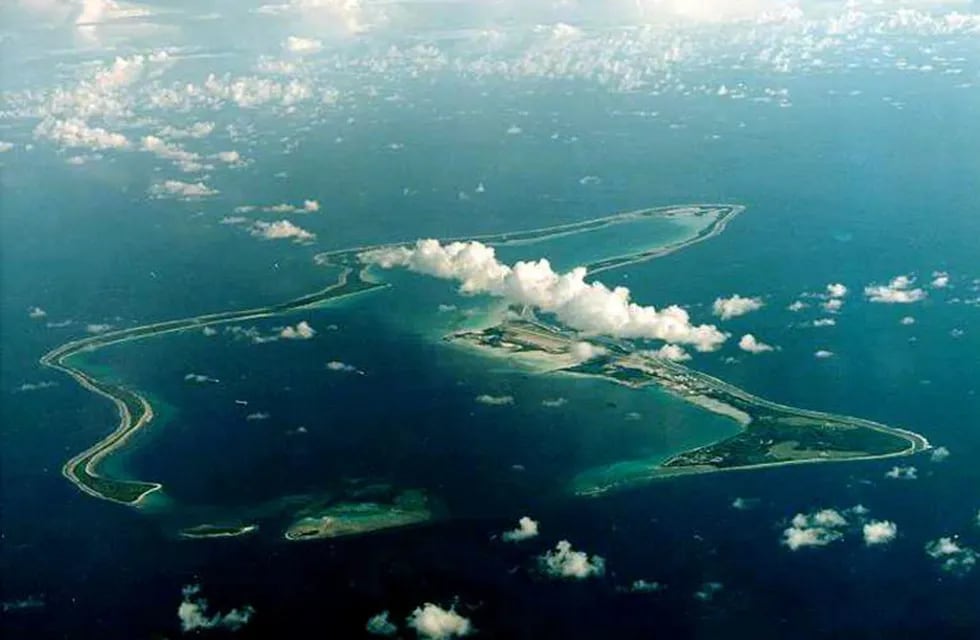 FILE PHOTO: Diego Garcia, the largest island in the Chagos archipelago and site of a major United States military base in the middle of the Indian Ocean leased from Britain in 1966./File Photo isla Diego Garcia  isla Diego Garcia isla Diego Garcia