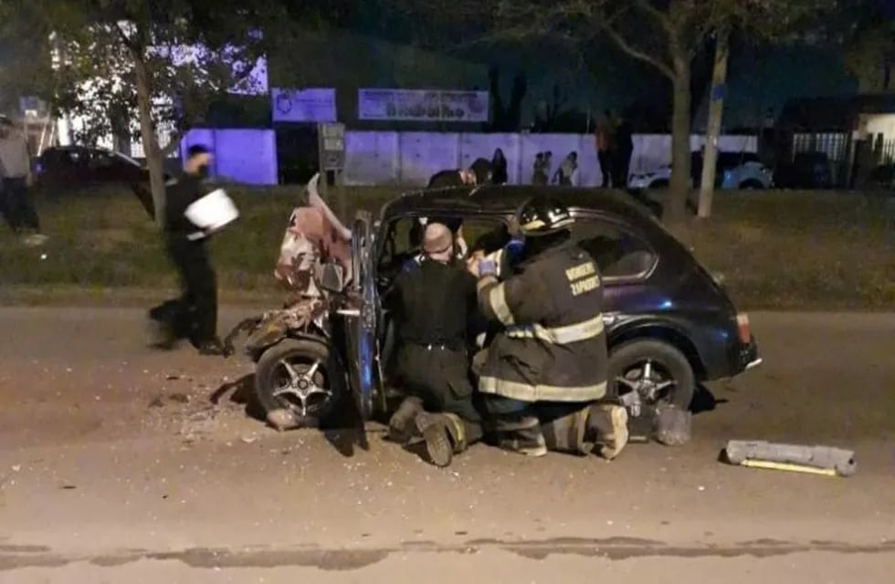 El Fiat 600 chocó violentamente con la parte trasera de un colectivo en Fray Luis Beltrán. (@soria_pablo)