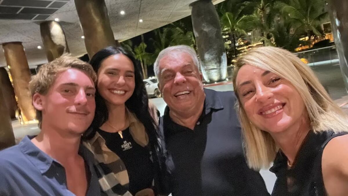 Juanita Tinelli con su novio y sus suegros.