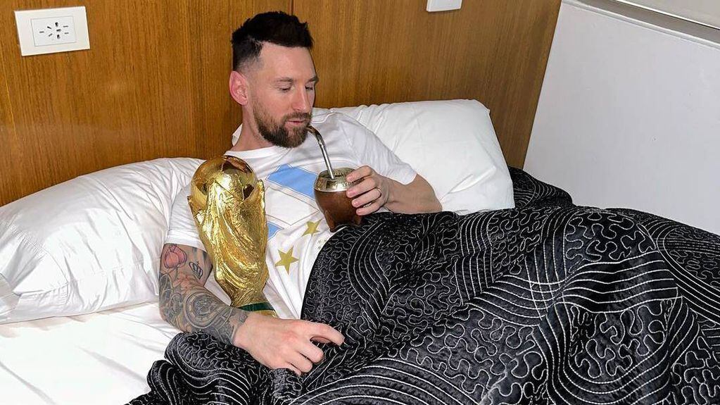 Lionel Messi tomó mate con la Copa del Mundo en Ezeiza.