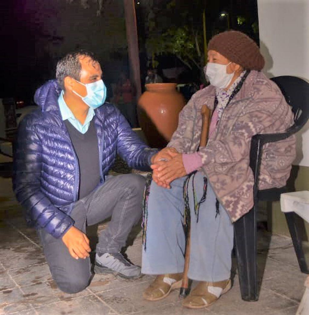 El Dr. Omar Gutiérrez escuchó opiniones de una vecina de Rodeíto, durante su visita a la localidad.