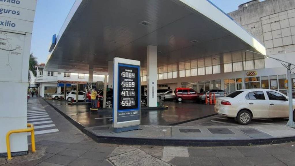 El litro de nafta súper cuesta $50,19 en las estaciones YPF en la Ciudad de Buenos Aires.