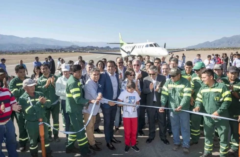 La gobernadora Corpacci inauguró la pista de aterrizaje en Santa María (Foto: El Esquiú)