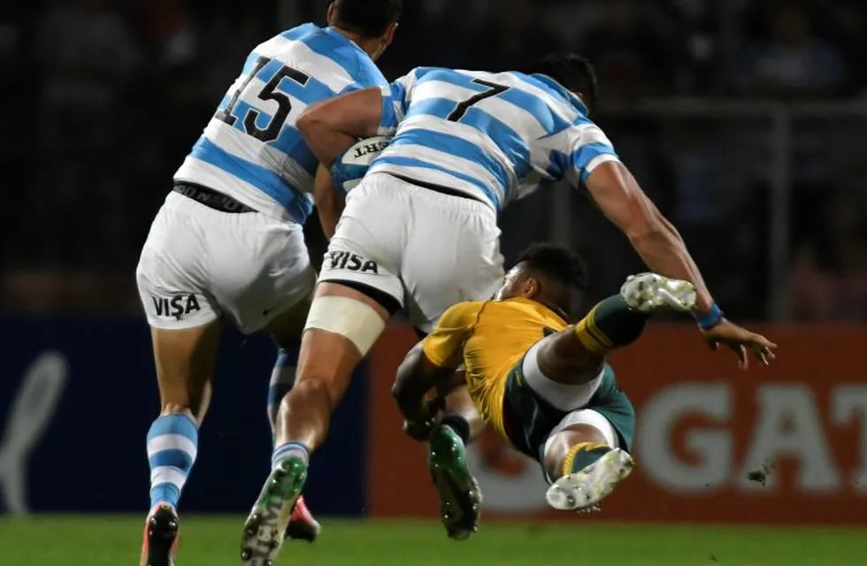 Argentina's Los Pumas Javier Ortega Desio (C) is tackled by Australia's Wallabies Will Genia during the Rugby Championship 2017 test match at Malvinas Argentinas stadium in Mendoza, some 1050 km west of Buenos Aires, Argentina on October 07, 2017. / AFP PHOTO / Andres Larrovere mendoza Javier Ortega Desio campeonato torneo Rugby Championship 2017 rugby rugbiers partido seleccion argentina los pumas australia