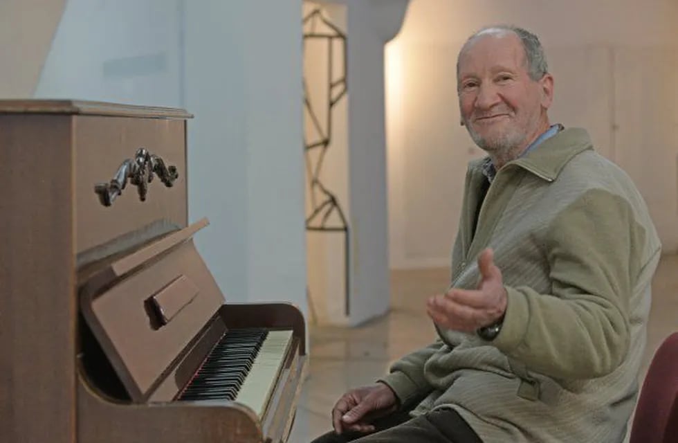 El pianista rosarino: la historia de un hombre que vive en situación vulnerable y es un profesional de la música