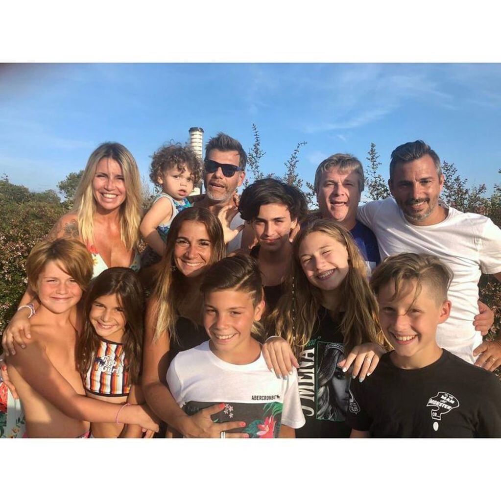 Flor Peña y Ramiro Ponce de León viajaron a Pinamar con sus respectivos hijos, hermanos y sobrinos  (Foto: Instagram/ @flor_de_p)