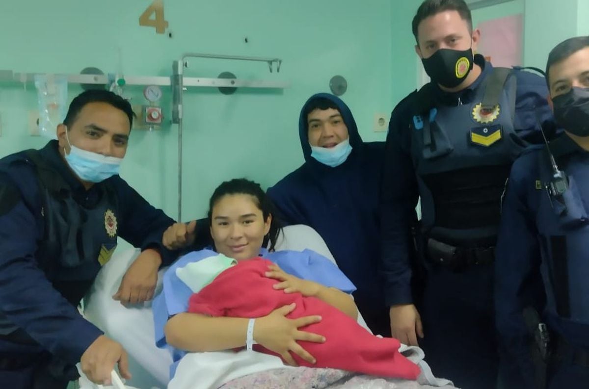 La mujer y el niño fueron trasladados al Hospital Neonatal y recibieron la visita de los policías.