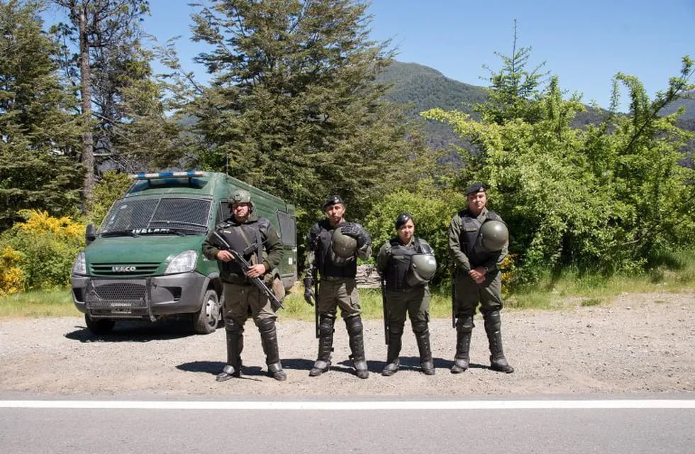 Fuerzas de seguridad custodian un predio tomado por la comunidad mapuche en Villa Mascardi en Río Negro. (DPA)