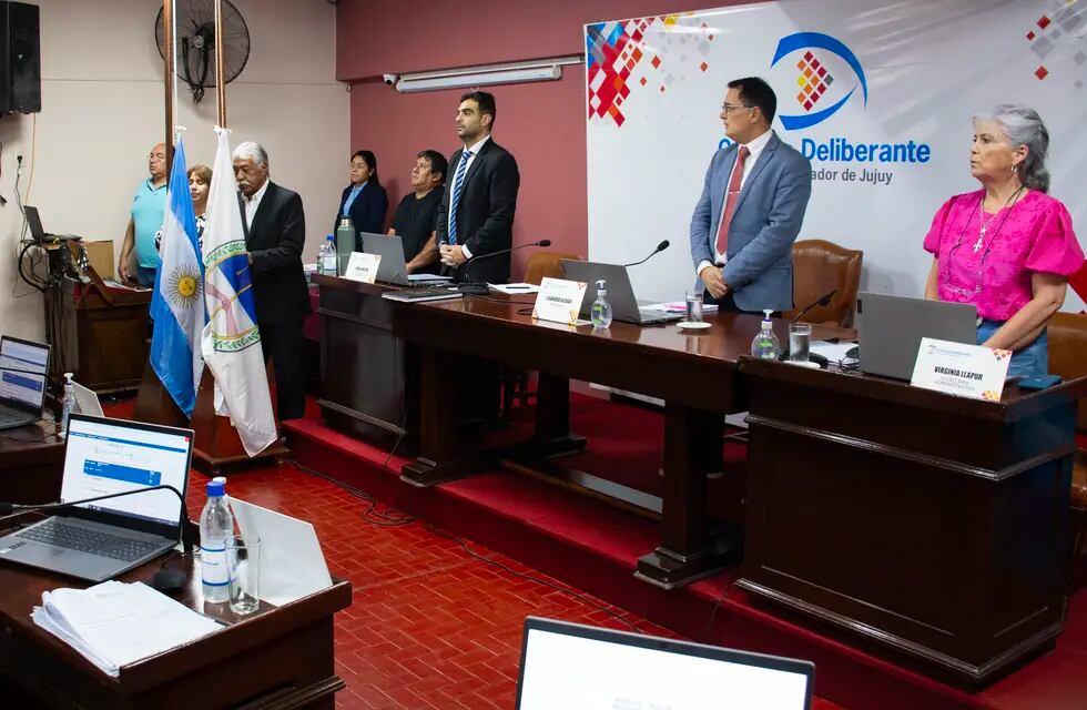 El presidente del Concejo Deliberante, Lisandro Aguiar (al centro), condujo la sesión en la que se aprobó el presupuesto 2024 para San Salvador de Jujuy.