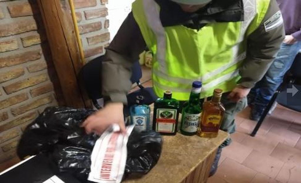 Secuestro de bebidas alcoholicas (Foto: Municipalidad).