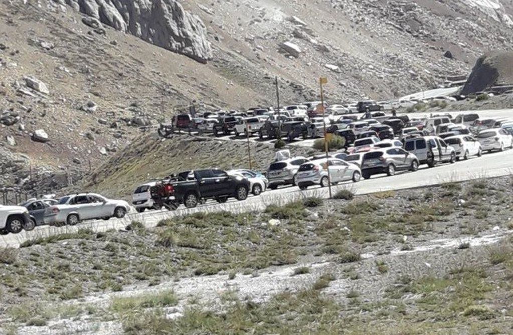 Largas filas de automóviles esperan ser atendidos en Horcones de regreso a Mendoza.