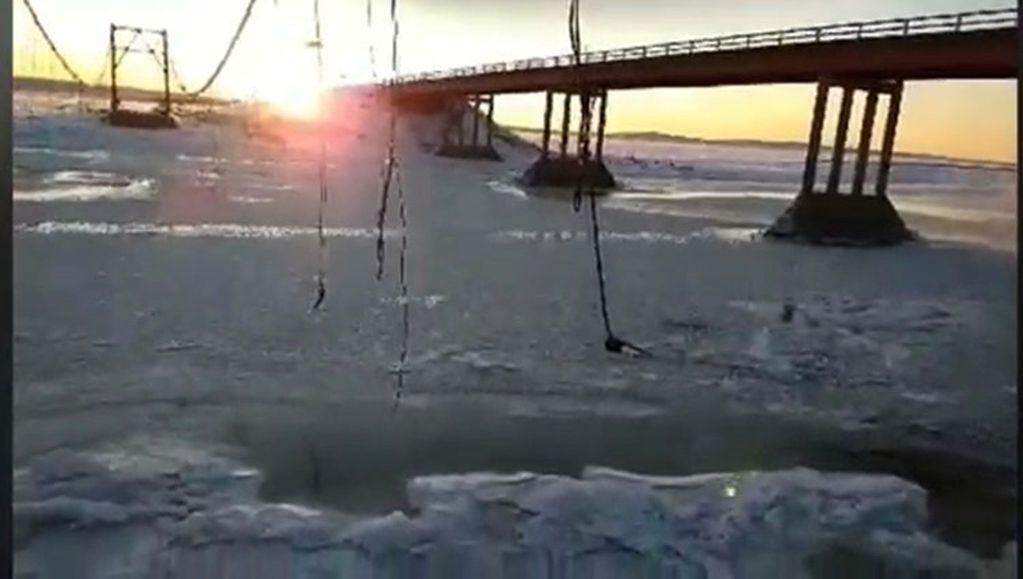 Rio grande congelado. Se recomienda no ingresar a caminar o patinar.