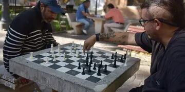 Aron Nacer enseña ajedrez en el pasaje Santa Catalina.
