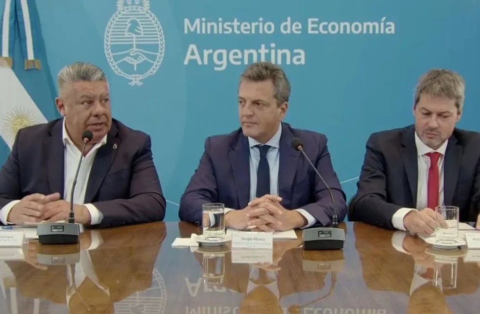 Tapia, Massa y Lammens, en el anuncio de que Argentina será sede del Mundial Sub 20.